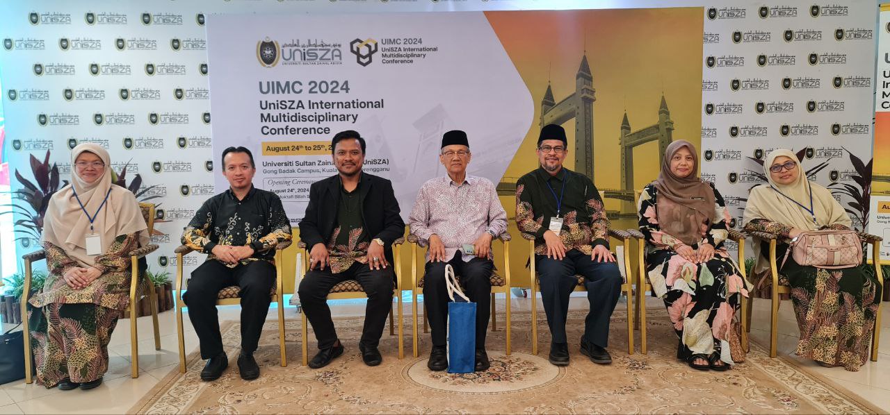 Bergambar dengan Sasterawan Negara, sebagai Pengarah Dewan Bahasa dan Pustaka Dato' Dr Anwar Rethuan